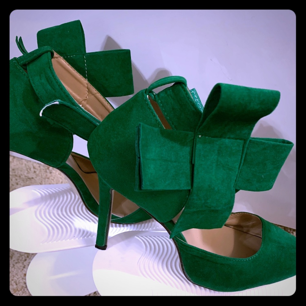 Kelly green bow detail heels
